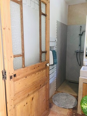Haartrockner, Seife, Shampoo, Toilettenpapier