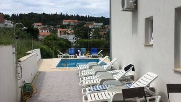 Apartemen (Two Bedroom Apartment with Balcony) | Kolam renang | Kolam renang outdoor musiman