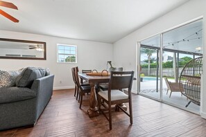 Dining - Heated Pool & Putting Green! Ocean Oasis Jax Beach (Jacksonville Beach)