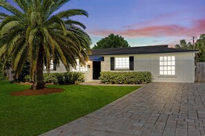 Exterior - Heated Pool & Putting Green! Ocean Oasis Jax Beach (Jacksonville Beach)