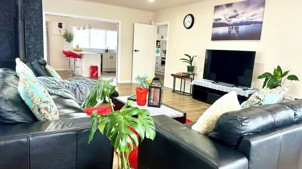 TV - Steam Land Stay(Close to Redwoods Bike skill park） (Rotorua)