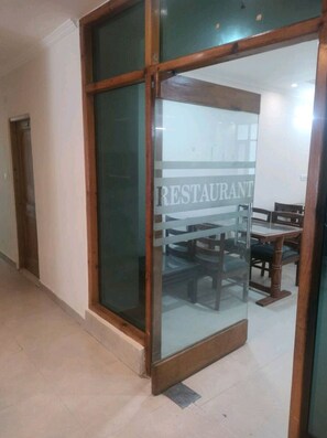 Dining - Just 300mt from center 📍 (Manali)