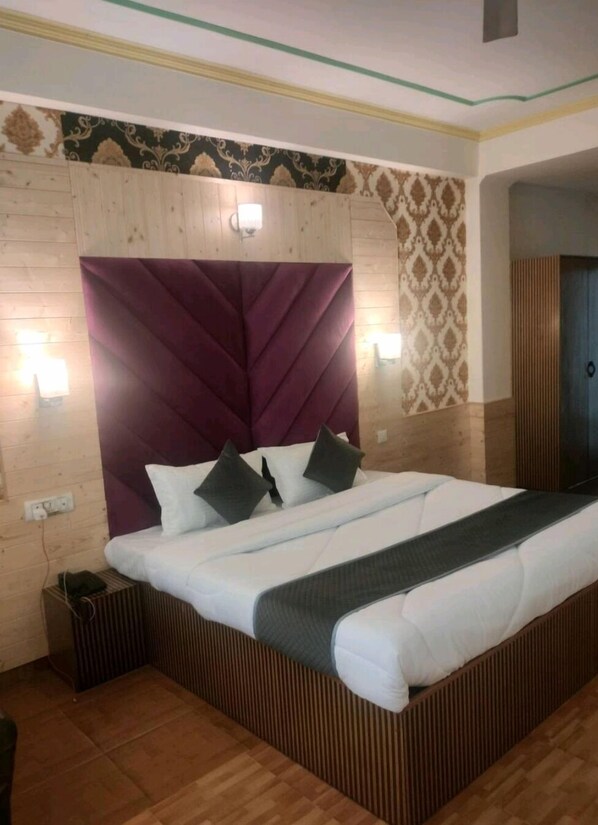 9 bedrooms, WiFi, bed sheets - Just 300mt from center 📍 (Manali)