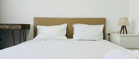 2 Schlafzimmer, Schreibtisch, Bügeleisen/Bügelbrett, Bettwäsche