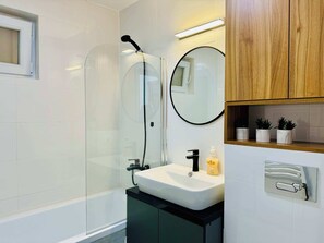 Shower, hair dryer, towels