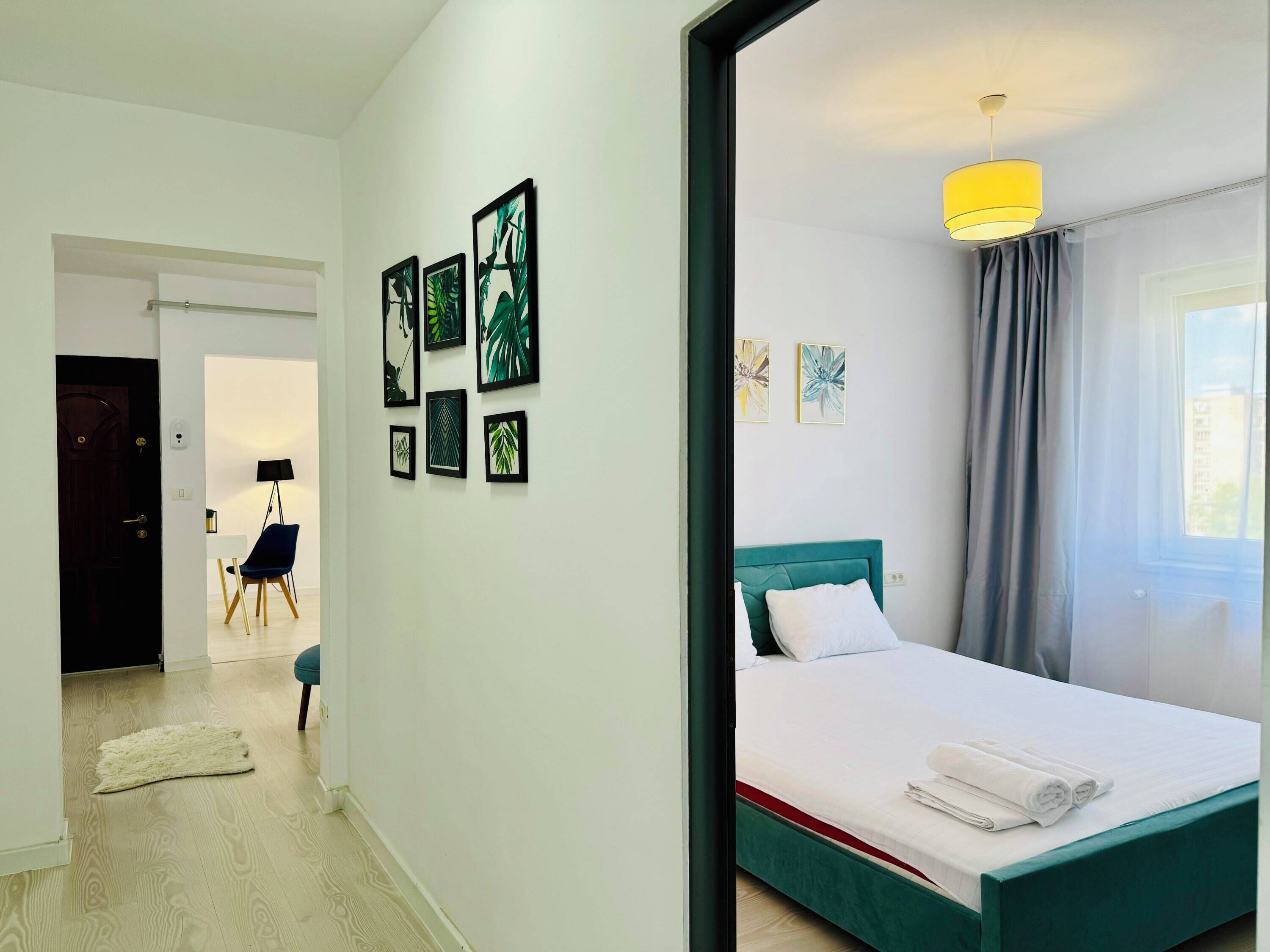 2 habitaciones, escritorio y tabla de planchar con plancha 