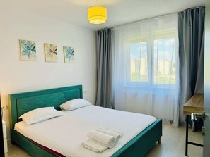 2 makuuhuonetta, työpöytä, silitysrauta/-lauta, vuodevaatteet