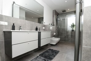 Hair dryer, towels, soap, shampoo - Lightplace - Großes Apartment - 3 Schlafzimmer - Boxspring - Balkon - Smart TV (Braunschweig)