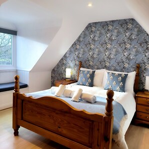 Superior Double Room, Ensuite, Garden View (5) | Memory foam beds, free WiFi - Meadow Rise (Cheltenham)