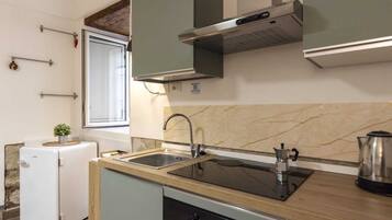 Deluxe-Apartment | Eigene KĂŒche | KĂŒhlschrank, Herdplatte, Wasserkocher, Kochgeschirr/Geschirr/Besteck