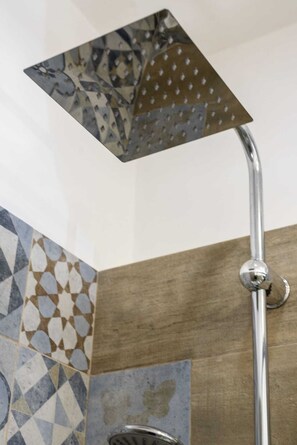 Appartement Deluxe | Salle de bain | Articles de toilette (gratuits), séchoir à cheveux, bidet
