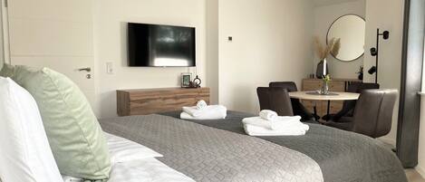 2 عدّة غرف نوم ومكواة/لوح كي وواي فاي وملاءات أسرّة