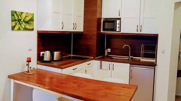 Comfort Apartment, Mountain View | Private kitchen | Mini-fridge, microwave, stovetop, electric kettle