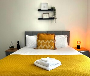 Ropa de cama de alta calidad y escritorio