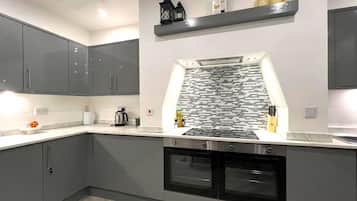Großer Kühlschrank, Mikrowelle, Ofen, Toaster