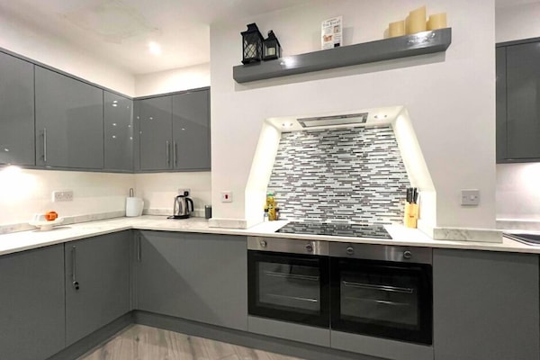 Lemari es besar, microwave, oven, dan pemanggang roti