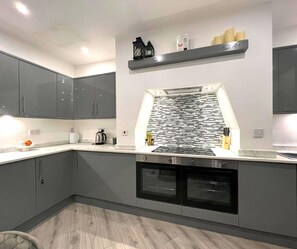 Kjøleskap, mikrobølgeovn, ovn og brødrister