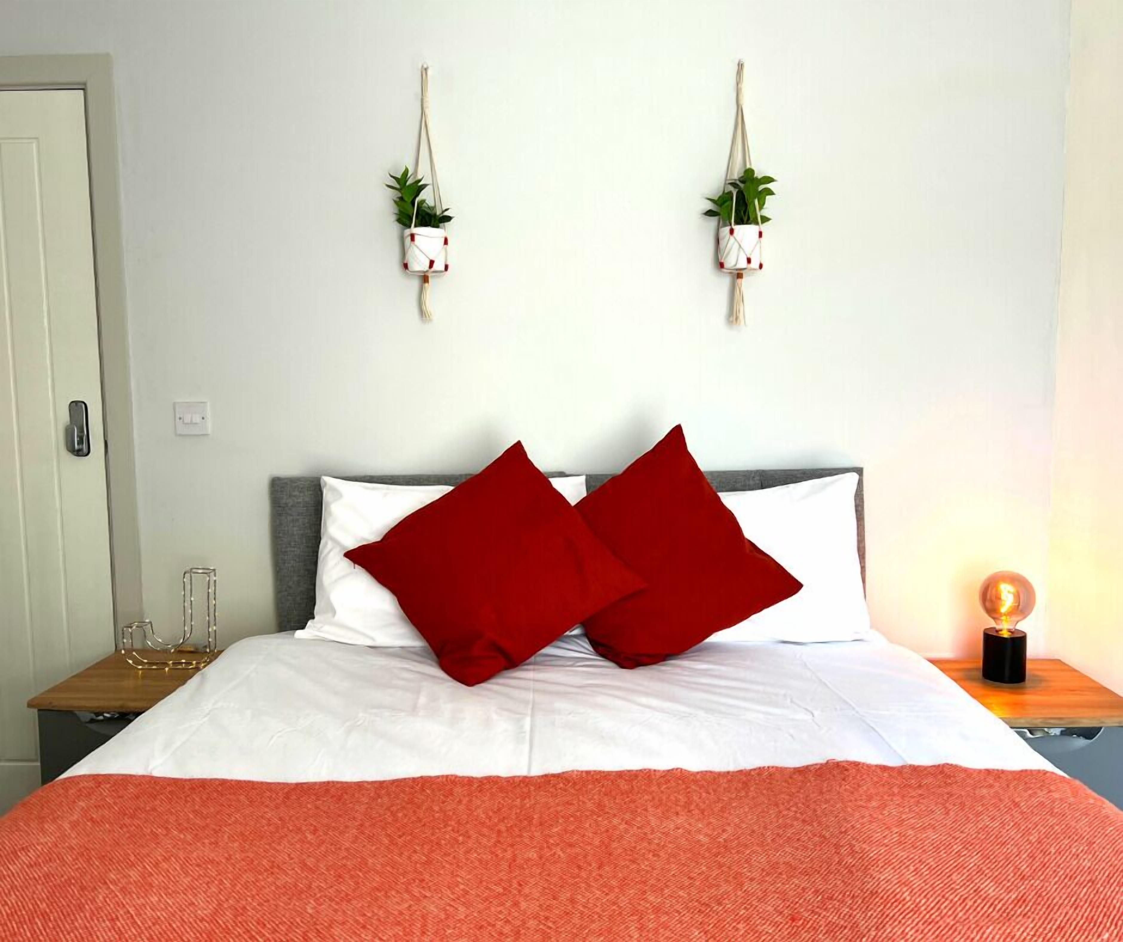 Classic-Doppel- oder -Zweibettzimmer | Hochwertige Bettwaren, Schreibtisch, laptopgeeigneter Arbeitsplatz