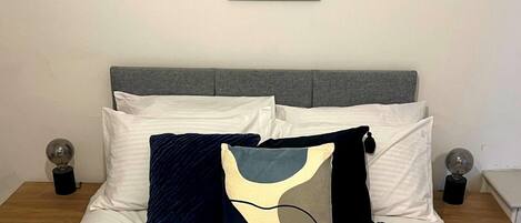 Presidentiële tweepersoonskamer | Luxe beddengoed, een bureau, een laptopwerkplek