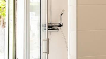 Douche, sĂšche-cheveux, serviettes fournies, savon