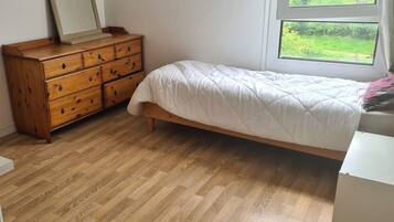 2 slaapkamers, een strijkplank/strijkijzer, wifi, beddengoed