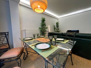 Dining - Appartement, Super Cosy, 2 Chambres, Pk Privé, 5 mn du Rer, 20 mn de Paris (Sceaux)