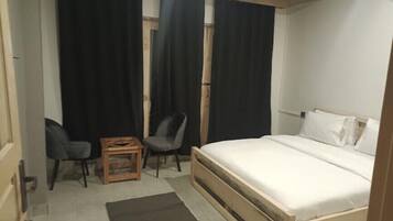 Deluxe Double Room | Soundproofing, iron/ironing board, free WiFi