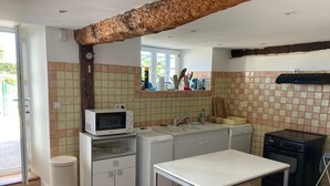 Una cocina compacta con microondas, fregadero y estufa.
