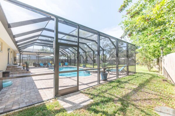 Een verwarmd zwembad