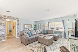 Smart TV, reproductor de DVD, libros, estéreo