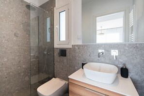 Douche, sèche-cheveux, serviettes fournies