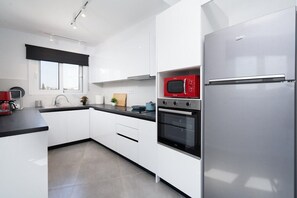 冷蔵庫、電子レンジ、オーブン、コーヒー / ティーメーカー