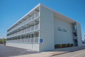 Exterior - Located in the heart of the midtown area! Steps from beach w/ pool! (Ocean City)