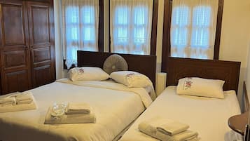 Tripla familiare, vista città | Wi-Fi gratuito, lenzuola