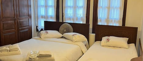 Familien-Dreibettzimmer, Stadtblick | Kostenloses WLAN, Bettwäsche