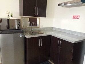 Refrigerador, placa de cocina, tetera/pava eléctrica, arrocera