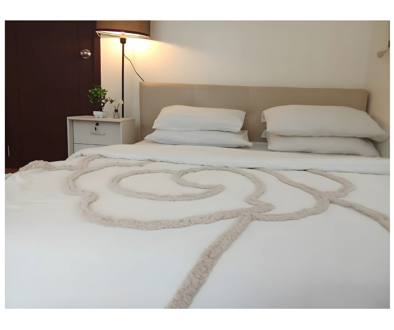 2 bedrooms, premium bedding, down comforters, memory foam beds