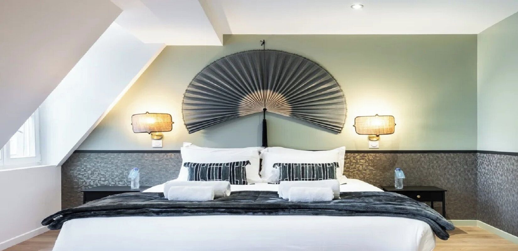 4 間睡房、書桌、熨斗/熨衫板、可攜式嬰兒床