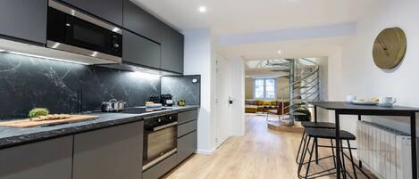 Refrigerador, microondas, horno, placa de cocina