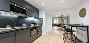 Frigorífic, microones, forn i placa de cuina