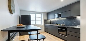 Réfrigérateur, four à micro-ondes, un four, surface de cuisson