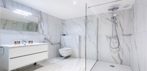 Shower, hair dryer, towels, soap - Four bedroom duplex on rue du Faubourg St-Antoine, Bastille, Perfect for groups! (Paris)