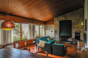 Smart TV, fireplace - Villa by Praia Grande (Colares)