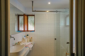 Ducha, secador de pelo, bidet, toallas
