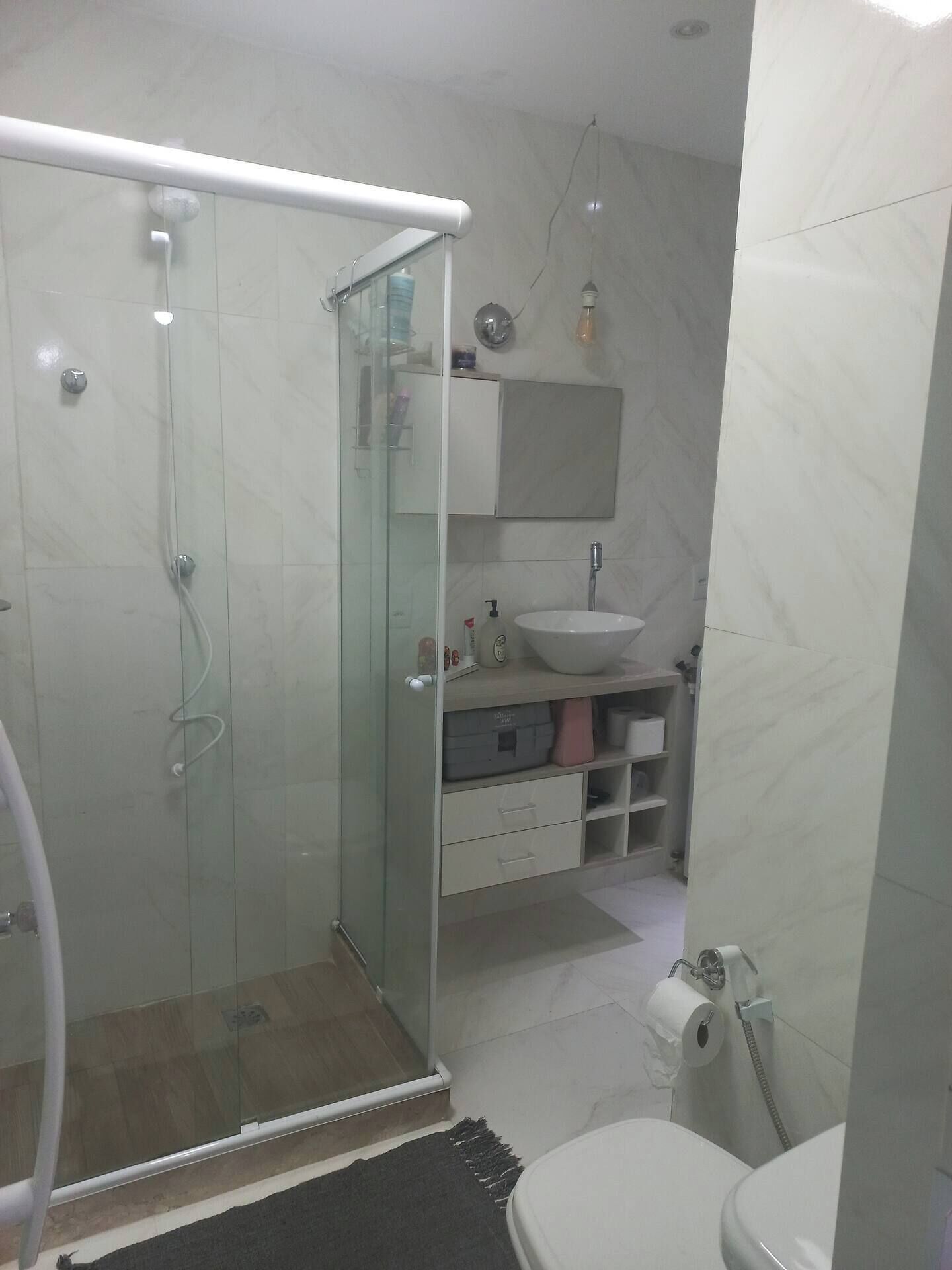Asciugamani, sapone, shampoo, carta igienica