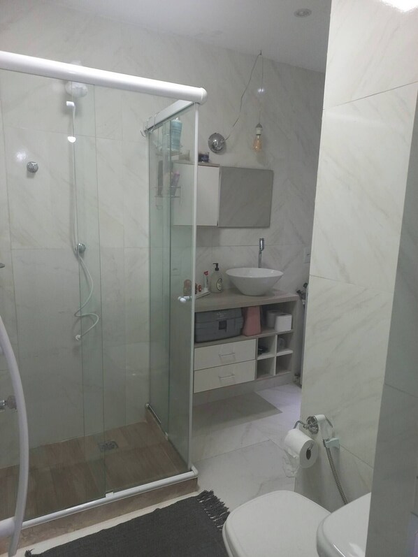Toallas, jabón, shampoo, papel de baño