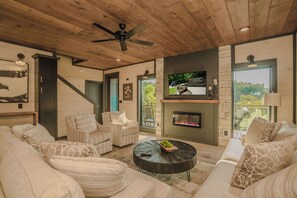 TV, fireplace, video games, table football - MtnMaj@SmithCreek: MtnViews, IndoorPool, Games, Theater, HotTub, Wifi, WaterPark (Sevierville)