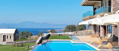 Villa | 8 bedrooms, soundproofing, Internet