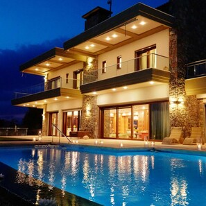 Villa | 8 Schlafzimmer, schallisolierte Zimmer, Internetzugang