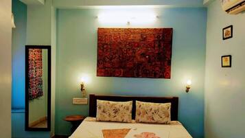 Deluxe Double Room | Desk, iron/ironing board, WiFi (free), individually decorated